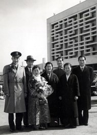 Bo Hi Pak helt til venstre med sin kone. Bak henne str Sun Myung Moon