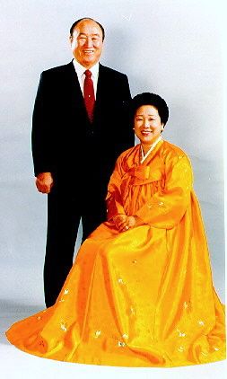 Dette var ett av de mange bildene Nettavisen brukte i sin artikkel om dr. Moon 15. september 2012. Bildet viser dr. og fru Moon og er tatt en gang på 90-tallet. Dr. og fru Moon